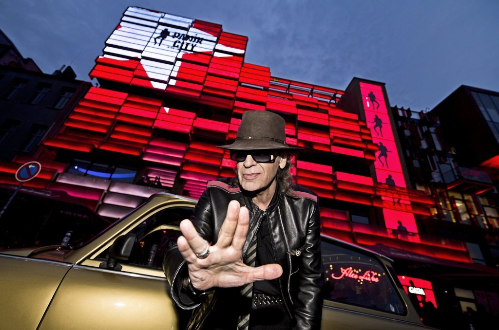 Udo Lindenberg vor der Panik City auf der Hamburger Reeperbahn