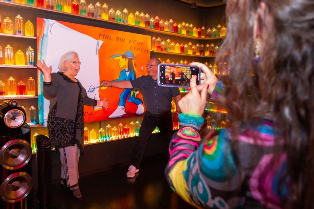 Frau macht Foto von Personen
