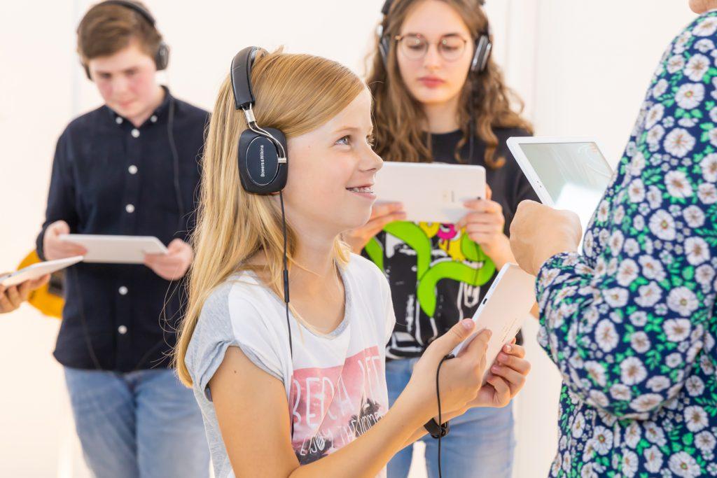 Kinder mit Tablets